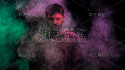 胡里节颜色的男人