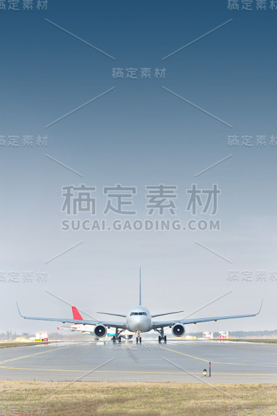 跑道上的客机