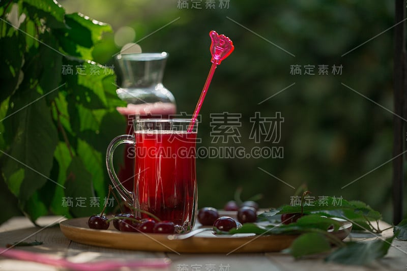 自制酸樱桃蜜饯，盛于玻璃杯中，盛于竹盘上