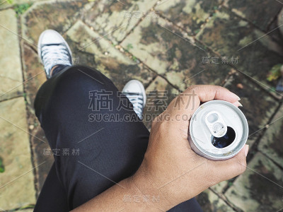 可乐罐在手边