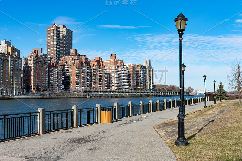 沿着罗斯福岛东河的滨水区，望向纽约市上东区的天际线