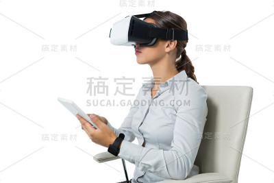 女性高管使用虚拟现实头盔