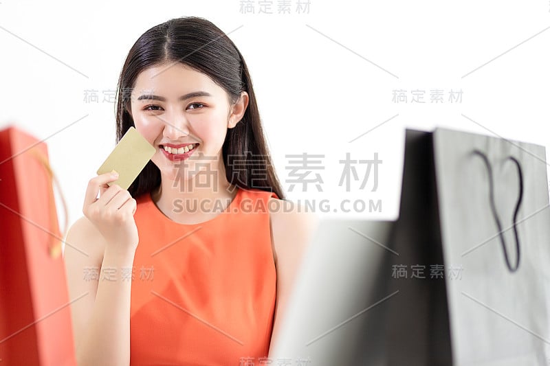 图片显示聪明迷人的年轻亚洲女孩持有信用卡与幸福和快乐。网上购物支付和电子商务概念。黑色星期五