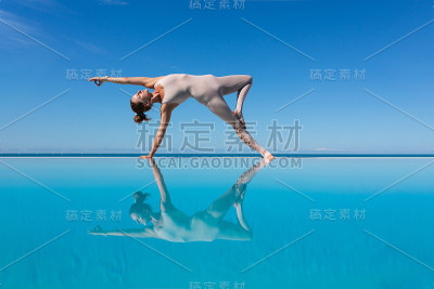 在泳池边做瑜伽的女人。