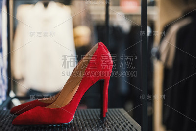精品店里的红鞋
