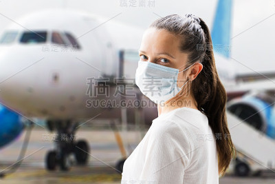 登机前戴口罩的女子
