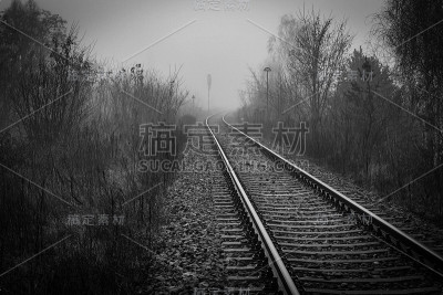 铁路消失在雾中