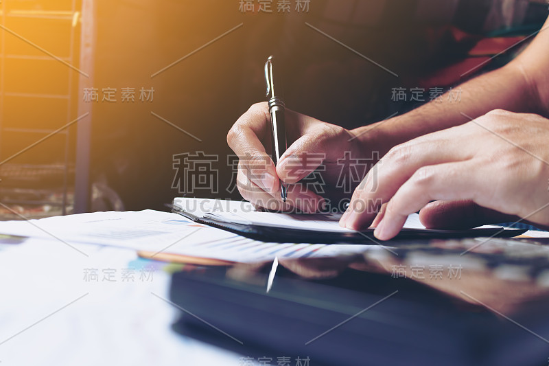 女人在家里手写纸条并计算财务。