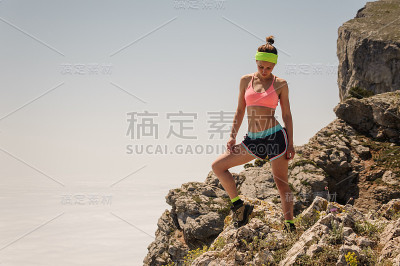 在山顶上的女运动员