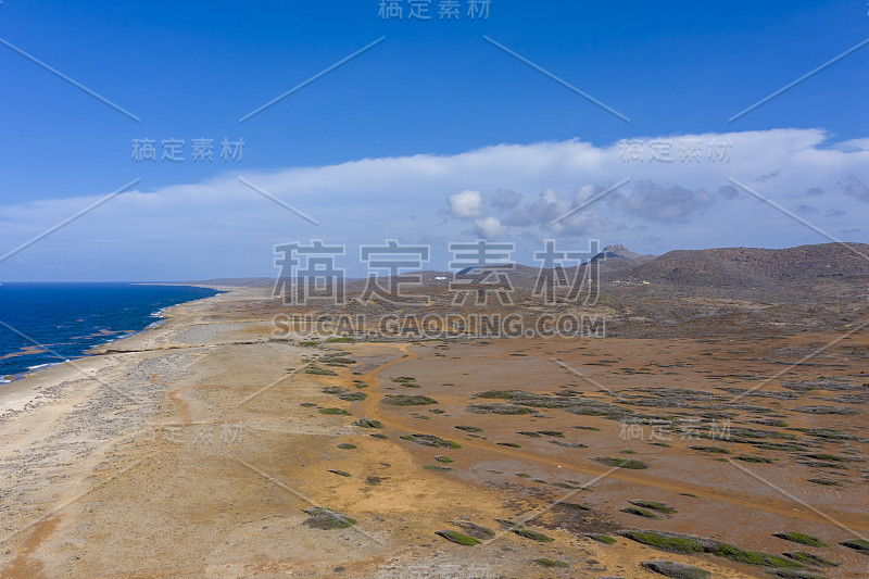 鸟瞰图Curaçao海岸在加勒比海碧绿的水，悬崖，海滩和美丽的珊瑚礁在瓦塔穆拉