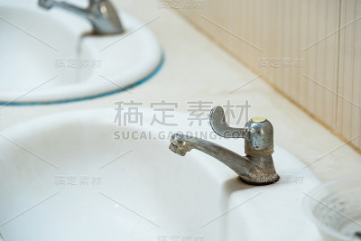 现代浴室中的脸盆。