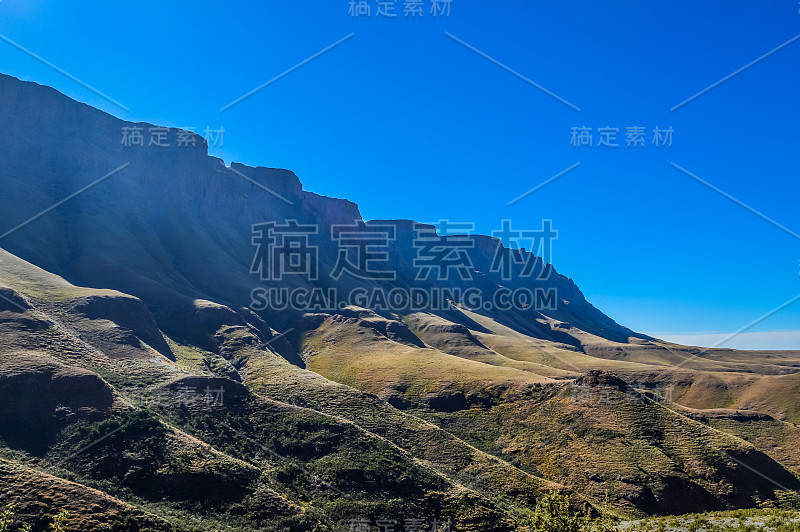 萨尼的绿色植物在蓝天下通过附近的莱索托王国和南非边境附近的KZN和中部蜿蜒