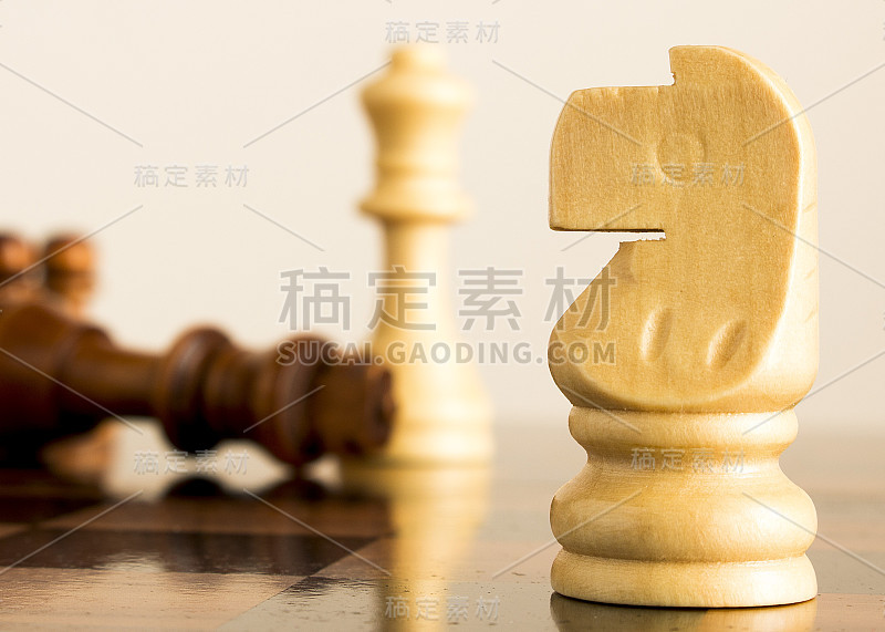 在棋盘上拍摄的象棋