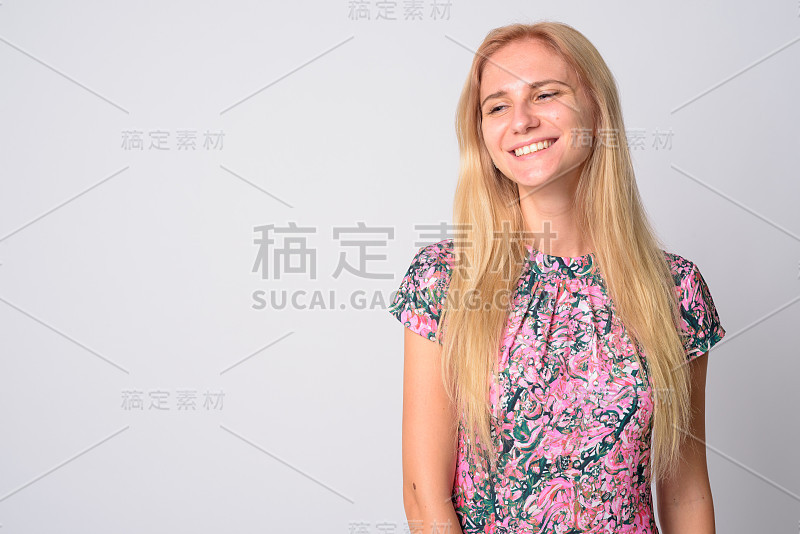 快乐年轻美丽的金发女人的脸微笑着向下看