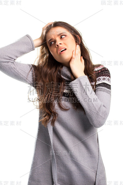女士用手摸脸。