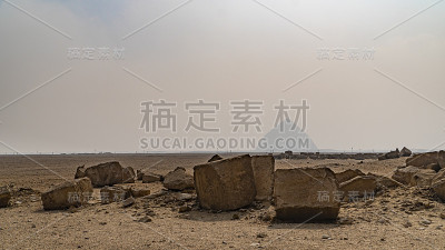 弯曲的金字塔
