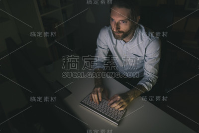 长时间在电脑前工作的人