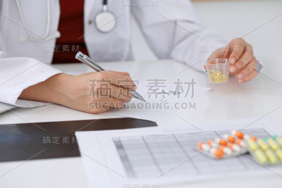 女医生给病人填写处方表格。灵丹救命，处方治疗，合法药店，避孕观念