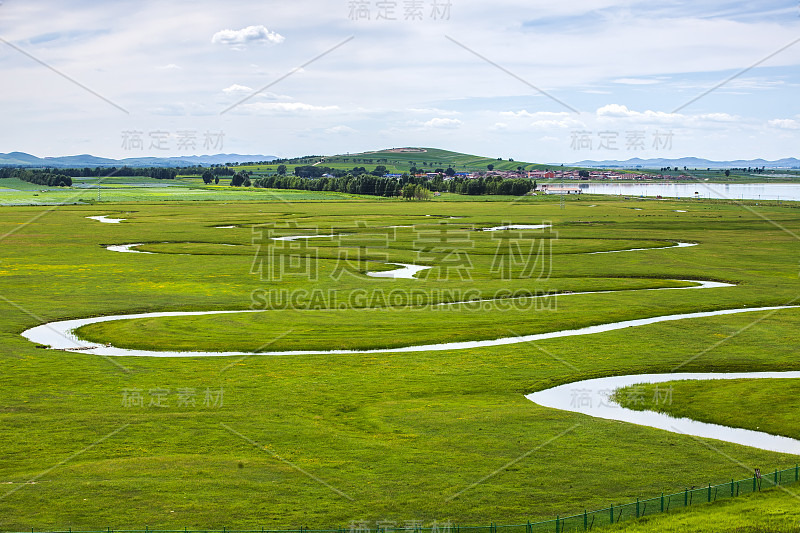 草原上的河流