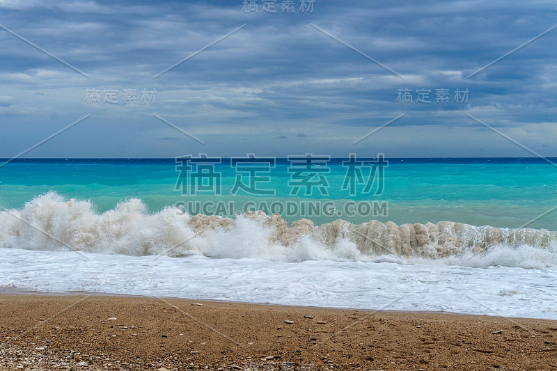 海景如画，海浪拍打着海岸