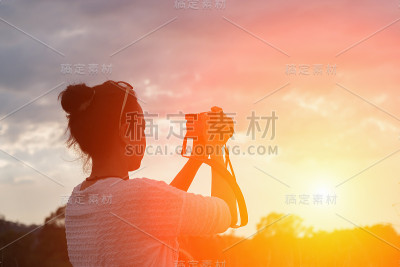 大自然摄影师拍照