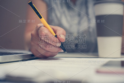 手的特写唱收缩。白人商务女性使用智能手机。