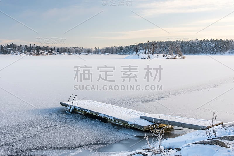 位于维尔姆德湾的巴德霍尔门浴场的冬季照片，在夏季尤其受欢迎