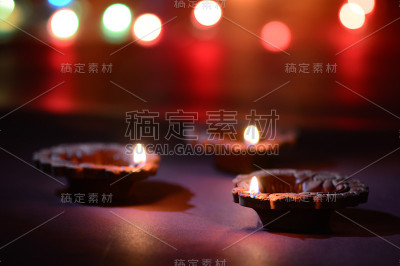 在排灯节庆祝期间点燃的粘土迪亚灯。问候卡设计印度的光节日称为排灯节