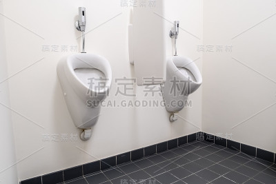 小便池在墙上