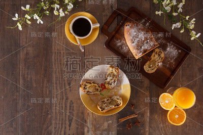 复活节早餐有葡萄干面包、橙汁和咖啡