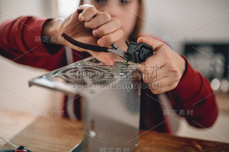 女孩正在改装电源，学习机器人