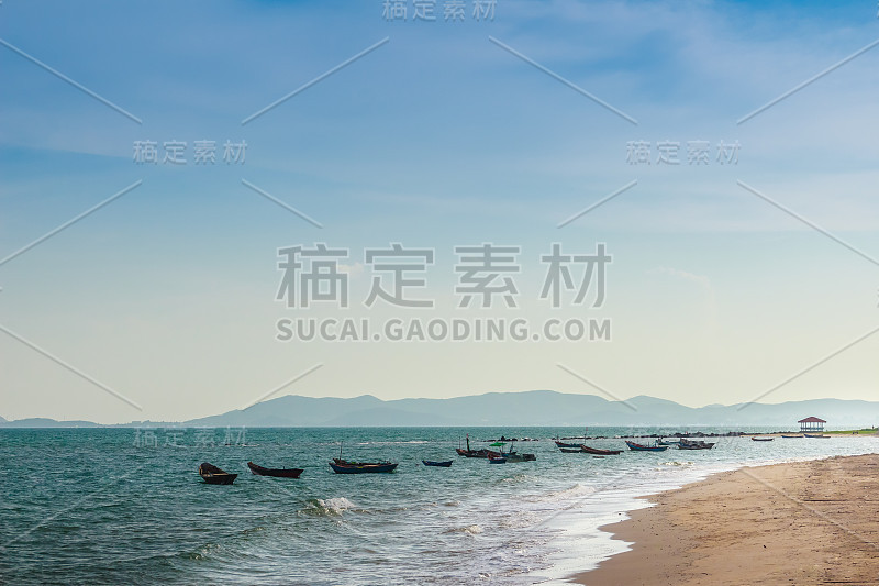 美丽的大海，沙滩和渔船与山和蓝天的背景，在泰国罗永府的帕拉海滩