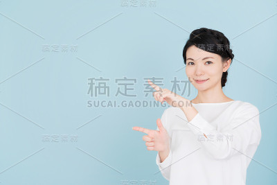 年轻女子指着复印区
