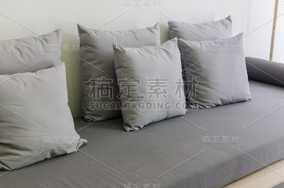 灰色的躺椅上放着枕头