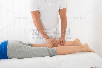 男人给女人按摩腿