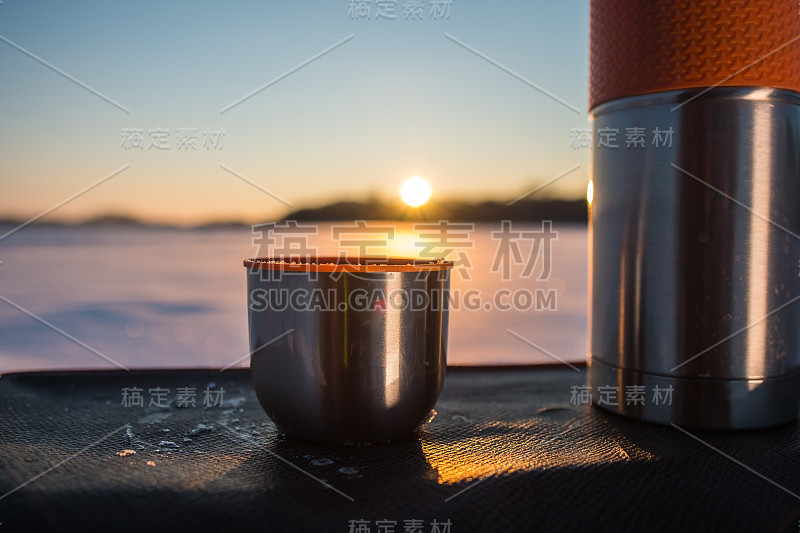 太阳落山时，暖瓶里的杯子