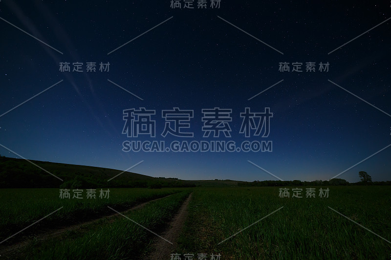 夜晚的星空在乡间的道路上。