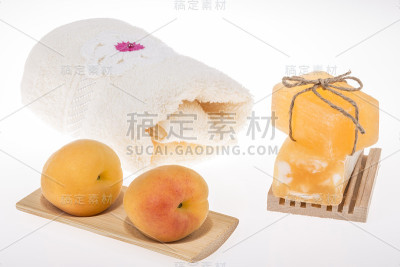 天然肥皂条，杏子和毛巾白色