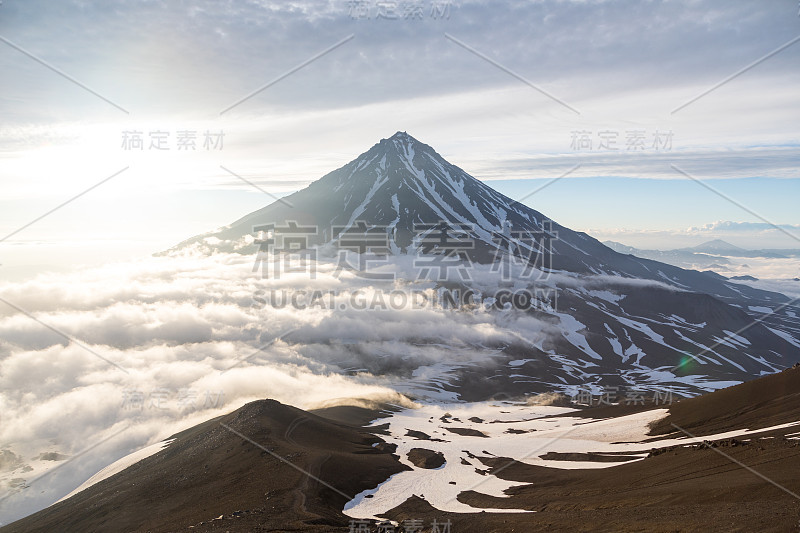 俄罗斯堪察加半岛的科里亚克斯基火山。位于堪察茨基petropavlovsk市北部35公里处的活火山。