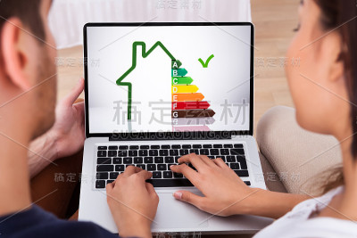 年轻夫妇一起使用笔记本电脑