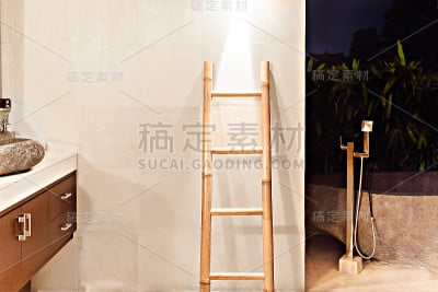 竹梯靠近墙壁，夜间有照明
