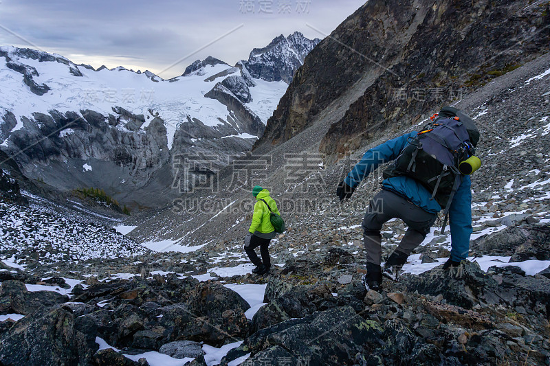 爱冒险的朋友们在美丽的加拿大山景徒步旅行