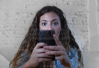 女人拿着手机在社交网络和网瘾