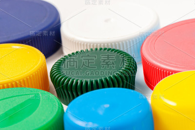 瓶装水的彩色塑料瓶盖被隔离在白色背景上。