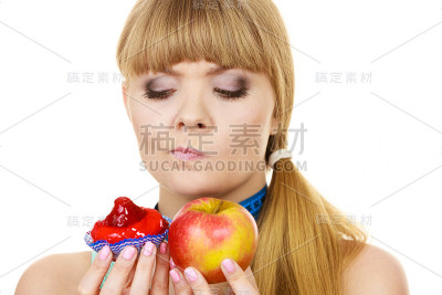 女性选择水果或蛋糕是饮食的选择