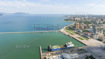 新罗西斯克码头和码头的顶视图