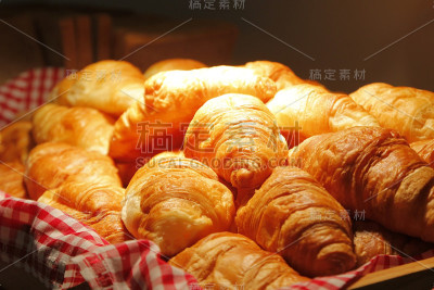 羊角面包在自助餐的队伍里