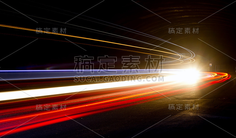 一辆汽车在隧道里跟着明亮的灯光行驶