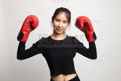 戴着红色拳击手套的年轻亚洲女子。
