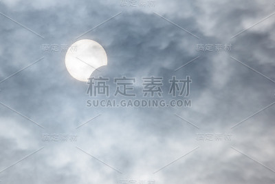 云层后面的日偏食